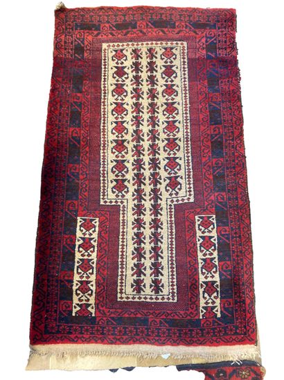 null Cinq petits tapis en laine polychrome à décors rouge sur fond bleue
139x230,...
