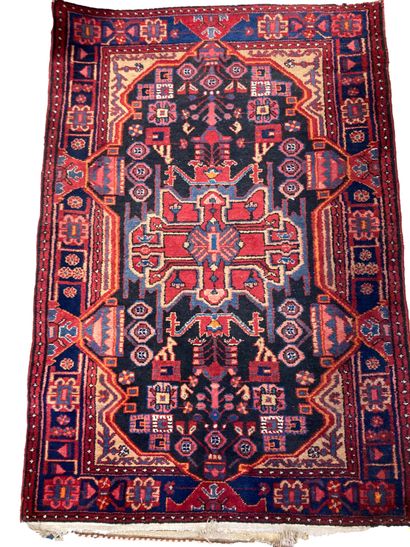null Cinq petits tapis en laine polychrome à décors rouge sur fond bleue
139x230,...