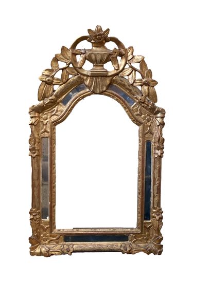 null Miroir à pareclose en bois sculpté et doré à décors de fleurs, le fronton ajouré
(Accidents)
XVIIIème...