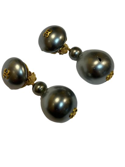 null CHANEL
Paire de clip d’oreilles en métal doré à décors de perles grises siglées...