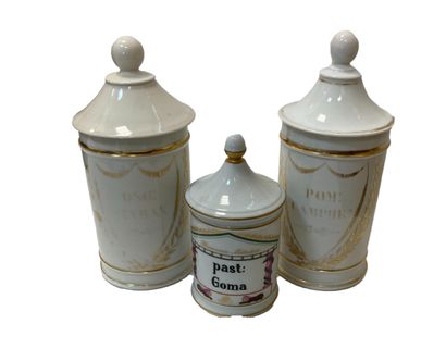 null Porcelaine de Paris
Deux pots couvert de pharmacie en porcelaine réhaussé or...
