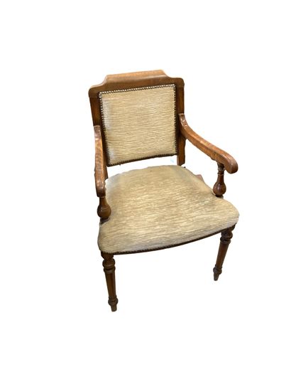 null Dans le goût de THONET. Deux fauteuils en bois tourné, l’assise en cannage
XIXème...