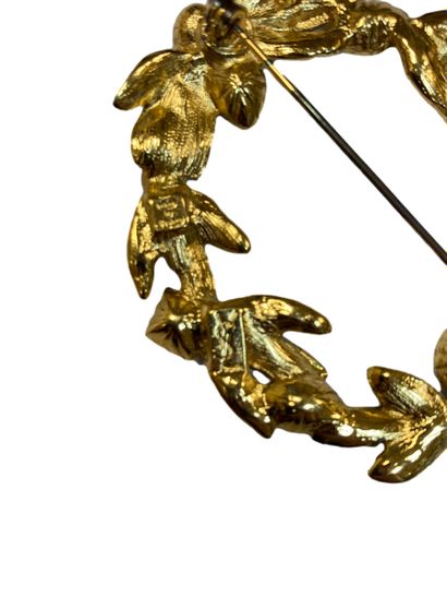 null Yves Saint Laurent
Broche en métal doré et strass colorés à décors de feuil...