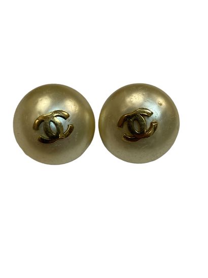 null CHANEL
Paire de clip d’oreilles en métal doré accueillant deux perles fantaisie...