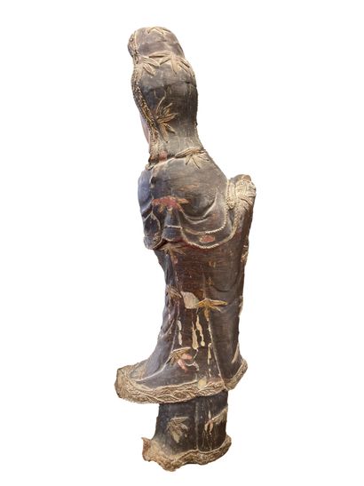 null Sujet en bois sculpté laqué polychrome, représentant la déesse Guanyin, en pieds,...