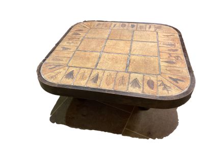 null CAPRON
Table basse carré en bois, le plateau à décors de carreaux feullagés