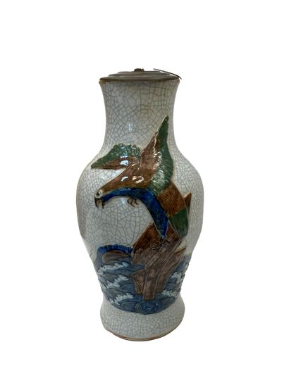 null Vase balustre en porcelaine de Nankin décoré d'un aigle en émaux bleus sur glaçure...