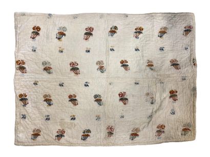 null Jardinière en piqué de coton brodé de fleurs de laine
(Usures)
XVIIIème siècle
92x67...