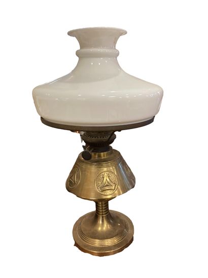 null Lampe sur piedouche en laiton à décors géometrique, globe en opaline
Vers 1900
H....