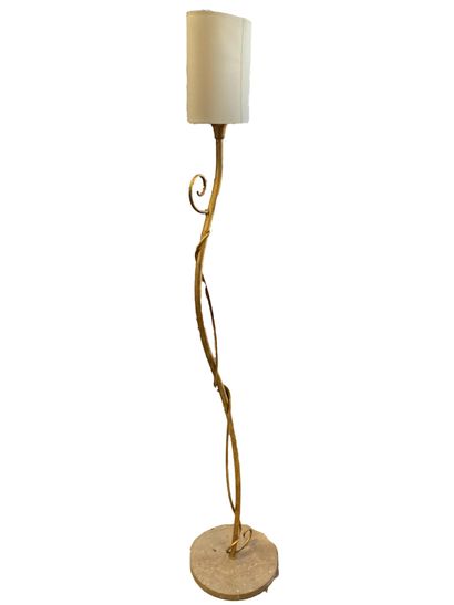 null Lampadaire en métal doré à décor de liane
H. 164 cm
On joint un lampadaire ...