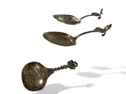 null Set in silver 800/°° including:
-A jam spoon decorated with a woman carrying...