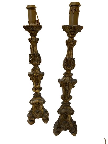 null Deux piques cierge en bois sculpté et doré à décors rocailles, montés en lampe
(Accidents)
H....