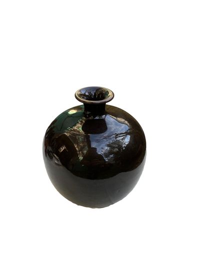 null JAPON
Vase boule en terre vernissé brun
XIXème
H. 16 D. 12 cm