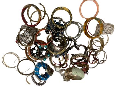 null Set of 70 bracelets