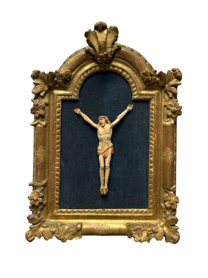 null Crucifix en os sculpté et patiné
Fin XVIIème siècle
Dans un cadre en bois sculpté...