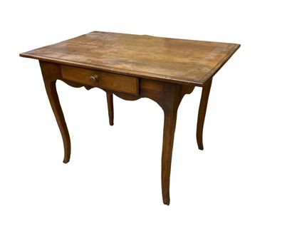 null Table en chêne ouvrant par un tiroir, la ceinture chantournée, les pieds galbés
XVIIIème...