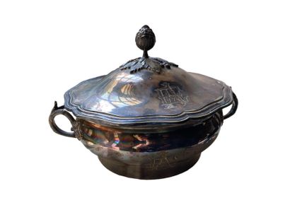 null Silver plated covered vegetable dish, the edge is curved, the catch in grenade....