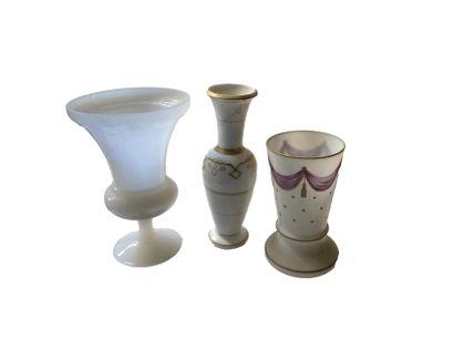 null Ensemble de trois vases en opaline
(Fêle à l’un)
H. 25,5, 26 et 19,5 cm