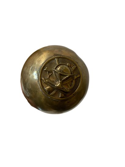null Retractable brass cane, the pommel decorated with globes 
L. 79 cm