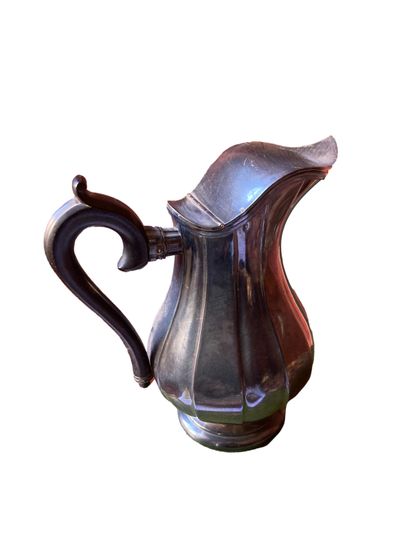 null Silver ewer of pansu form, the catch in ebony
Minerva hallmark
Weight : 420...