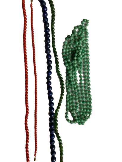 null Ensemble comprenant deux colliers en jade ou jadeite, un collier en perles de...