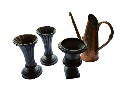 null Ensemble de trois vases en fonte et un arrosoir en cuivre