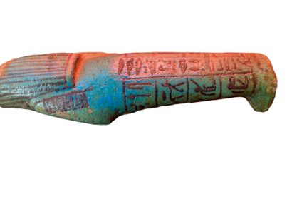 null Ouschebti momiforme inscrit en caractères hiéroglyphiques peints sur quatre...