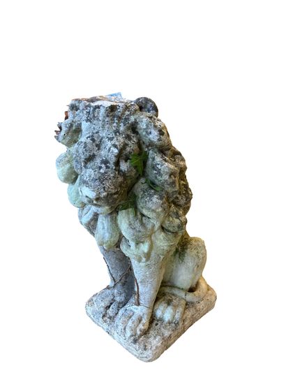 null Sculpture de jardin en pierre reconstitué figurant un lion
H. 45 cm
