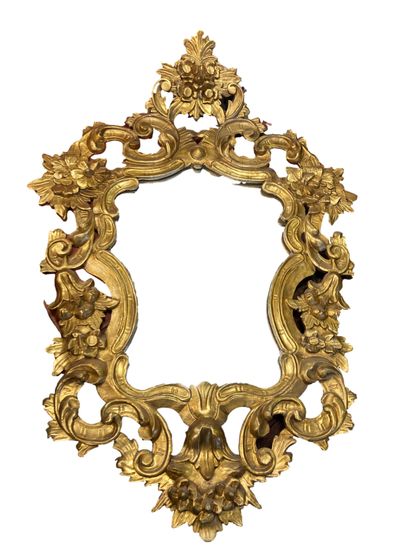 null Miroir en bois et stuc doré à décors rocailles
(Accidents)
H. 134 L. 95 cm