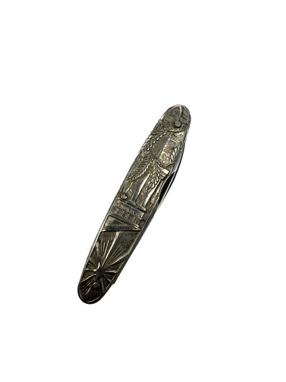 null Couteau suisse à décors des attributs maçonnique
Franc-maçonnerie
L. 8,5 cm