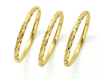 null Lot in 750 thousandths gold, consisting of 3 bracelets with crinkled and chased...