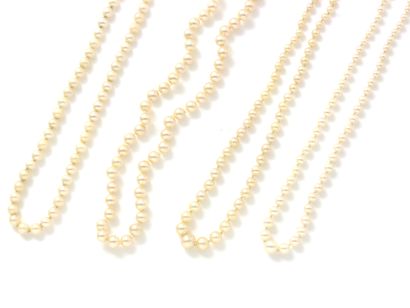 null Set of 3 cultured pearl necklaces, approx. 3 to 8.1 mm. They are adorned with...