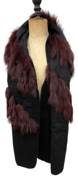 null FENDI
Cashmere and red fur shawl