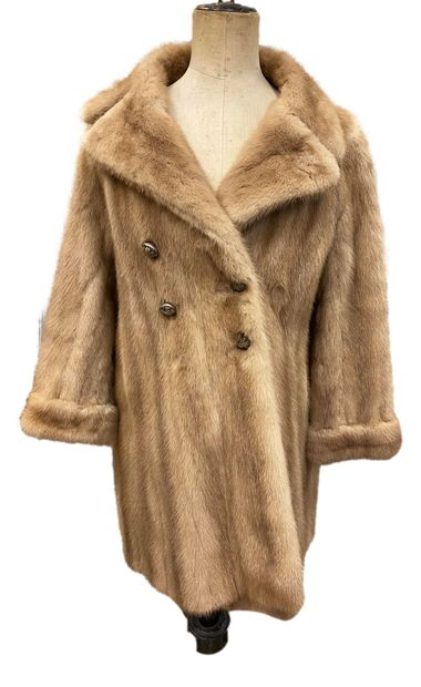 null Fox jacket with shawl collar
T. 40 approx.
(Accidents)
Also included:
-Mink...
