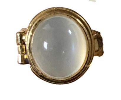 null 18k yellow gold secret ring opening with a moonstone cabochon
Eagle head hallmark
Pb:...