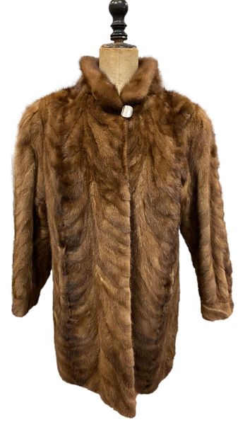 null Fox jacket with shawl collar
T. 40 approx.
(Accidents)
Also included:
-Mink...