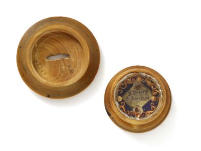 null Small wooden box containing a reliquary.
Diameter: 3.1 cm