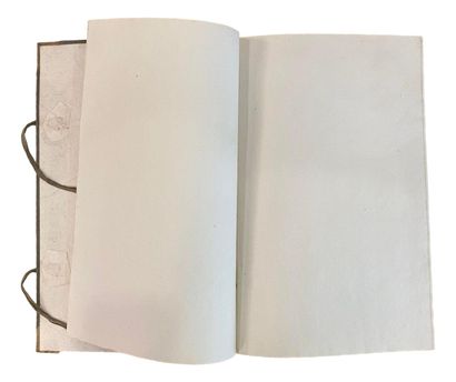 null Eighteenth-century white paper album for drawings. 196 pages in a small folio...