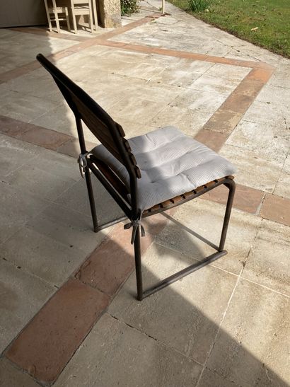 null Suite de douze chaises en acier et bois 
H. 85 L. 42 cm