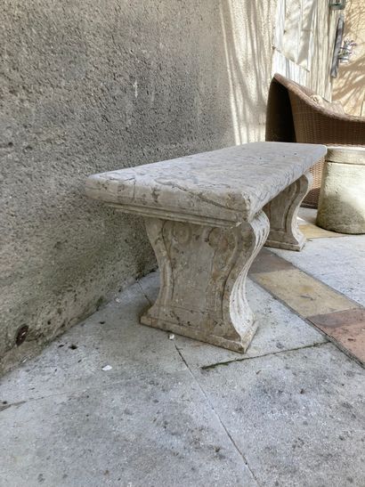 null Paire de bancs en pierre d’Alep sculpté, mouluré et patiné, les supports cannelés
H....