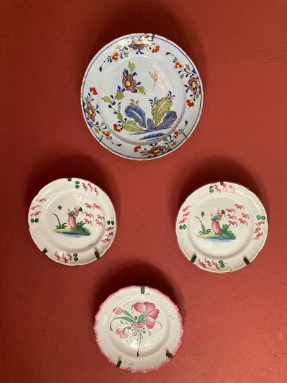 null Polychrome enamelled earthenware set including two plates with Chinese motifs,...