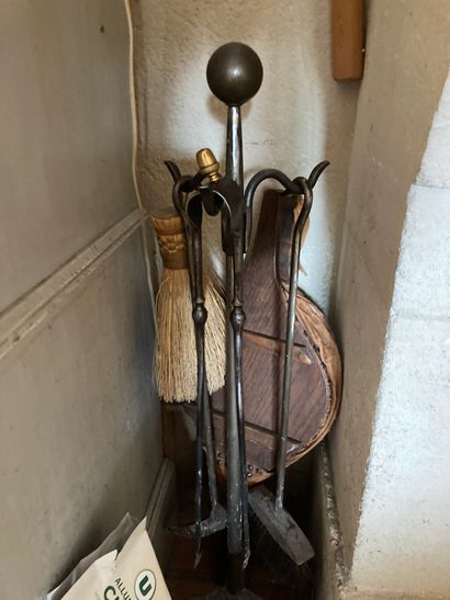 null Fireplace set including a grate, a log holder, two andirons, tongs and supports...