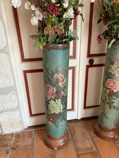 null Paire de grands vases en terre cuites peints en polychromie de roses
H. 106...