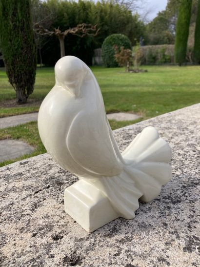 null Jacques ADNET (1900-1984)
Dove
White earthenware sculpture. Circa 1930
H. 21...