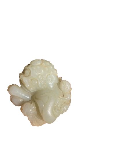 null China. Early 20th century
Buddhist lion
Jade carving
8x6 cm
Appraised by Ansas...