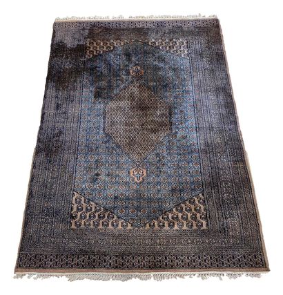 null Wool and silk rug with beige and blue geometric pattern
Persia
173x123 cm