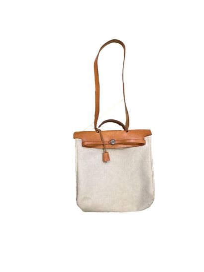 null HERMÈS
HERBAG bag
Canvas and natural leather
Palladium-plated silver metal trim
Dimensions:...