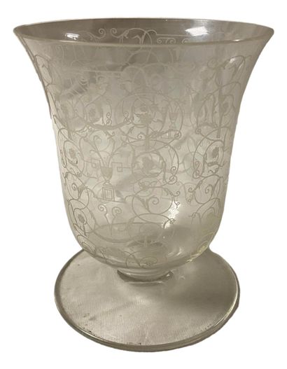 null BACCARAT.
Tulip-shaped vase on an engraved glass foot. 
Michelangelo model
H....