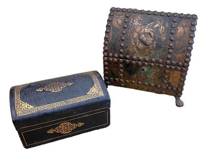 null Flower-decorated cordovan leather case, brass claw feet 
H. 25 cm
A gilded leather...