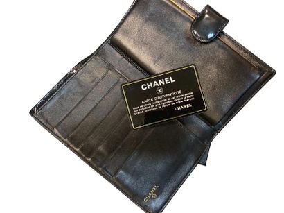 null CHANEL 
Black patent calfskin wallet with double C decoration
10x17 cm
In its...